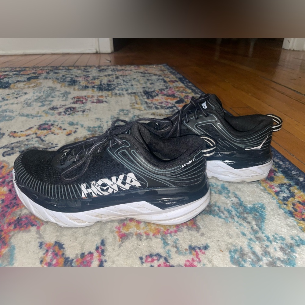 Black Hoka bondi 8